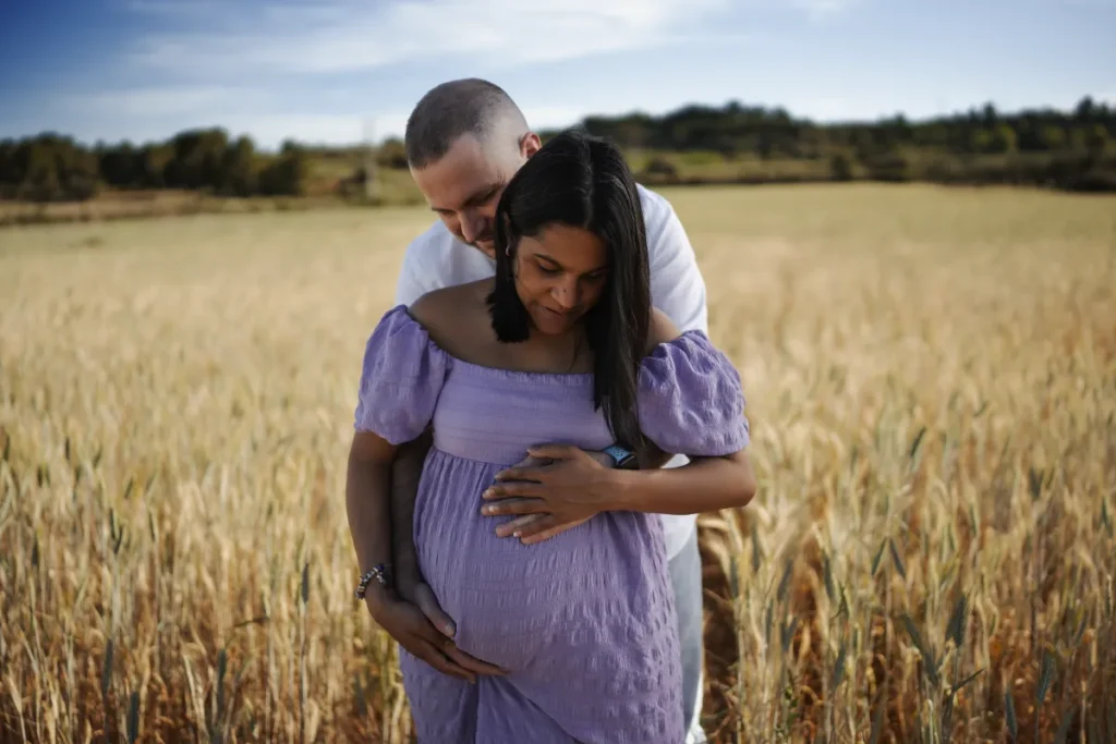 Jaqueline e Ivan abrazándose en una fotografía de su sesión de embarazo en Castellón.