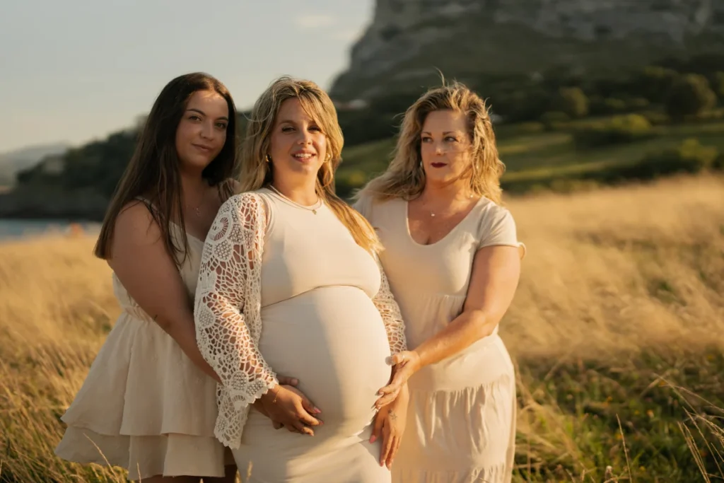 Nerea embarazada posa junto a su madre y su hermana
